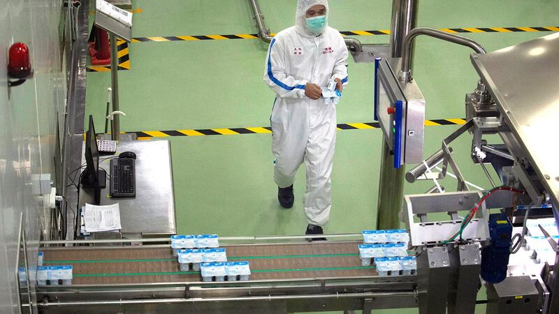 3月份采购经理指数回升至临界点以上是2月份大幅下降后的反弹,更多反映的是一半以上的调查企业复工复产情况比上月有所改善。统计局表示,这并不能代表中国经济运行已恢复正常水平。图为,一名工人在北京蒙牛乳品厂监控生产线。(美联社)