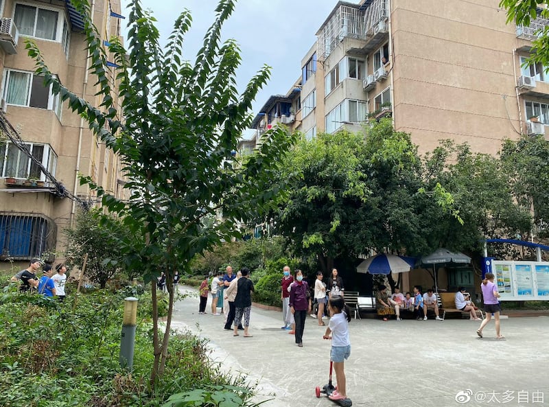 成都一小区居民在地震发生后，立即下楼躲避。（网络图片/古亭提供）