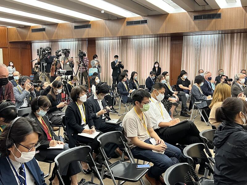 台湾的外交部长吴钊燮23日对外媒的记者招待会,说明九合一选举的意义。(记者 黄春梅摄)