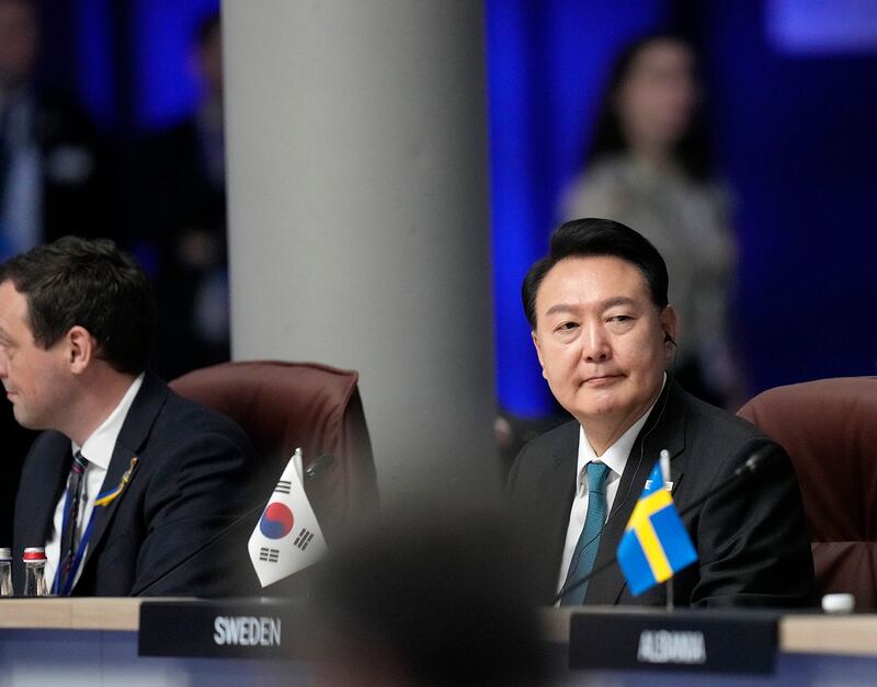 韩国总统尹锡悦(右)在抵达峰会时表示,希望在军事信息和网络安全领域与北约加强合作。(美联社图片)