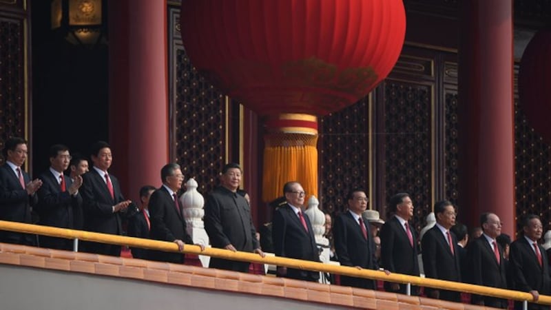 2019年10月1日,中共国庆70周年庆典,中共中央本届政治局常委习近平、李克强、栗战书、汪洋等与前两届常委江泽民、曾庆红、胡锦涛等在天安门城楼上观看盛大阅兵。(法新社)