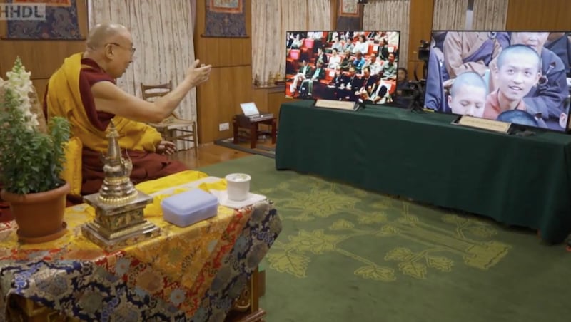 达赖喇嘛在印度达兰萨拉透过荧幕与台湾信徒问答。(截自台湾国际藏传法脉总会直播视频)