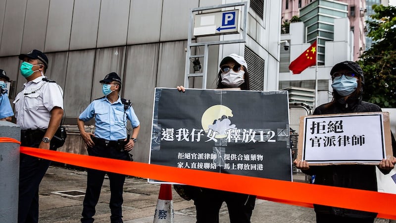 2020年9月30日，涉偷渡12港人的家属在中联办抗议。（AFP）