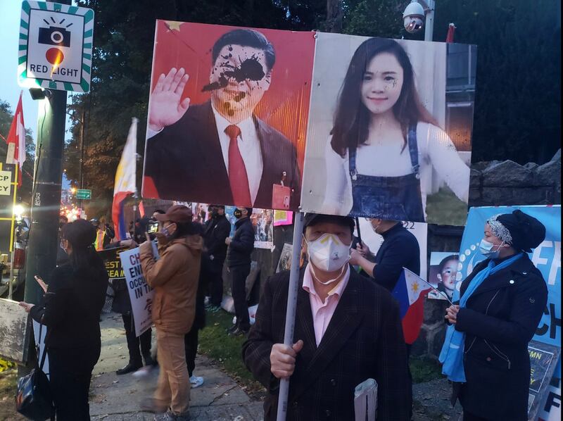 民众为无辜被羁押者发声抗议。(记者柳飞拍摄)