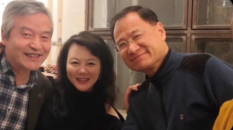 耿潇男与贺卫方(左)、许章润两位教授合影。(推特图片)