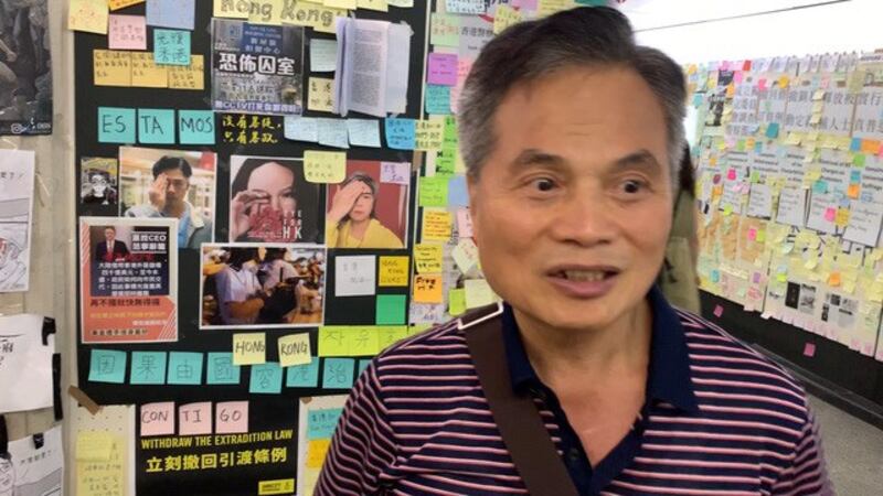 退休的邓先生支持香港反送中。(记者 黄春梅摄)