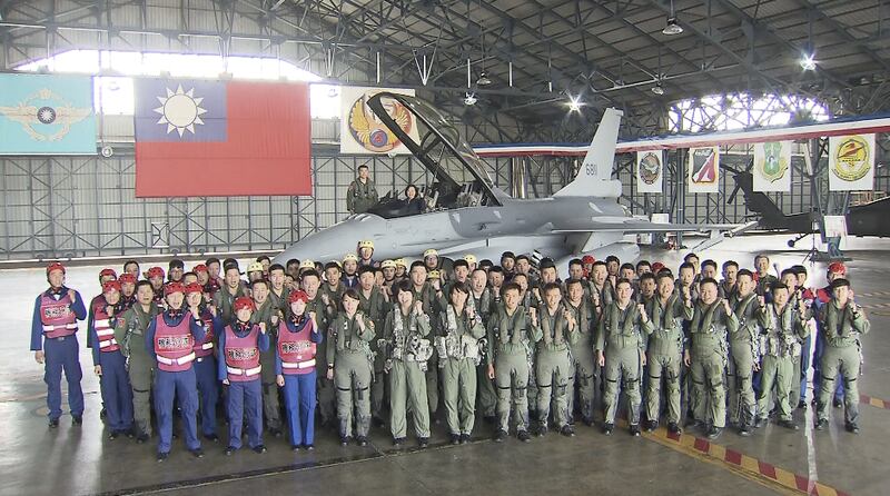 蔡英文总统4日慰勉成功驱退穿越中线的解放军歼11的台湾空军。(总统府提供)