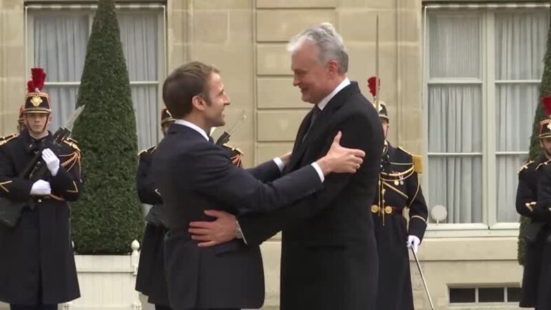 法国总统马克龙(Emmanuel Macron)11月30日会见立陶宛总统瑙塞达(Gitanas Nausėda),当面称赞立陶宛勇敢对抗中国。(路透社视频图)