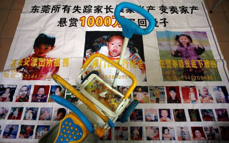 广东东莞悬赏一幅寻找被拐卖人口的招贴（路透社图片）