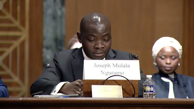 美国智库大西洋理事会(Atlantic Council)研究员倪古拉莫(Joseph Mulala Nguramo),也是第一位且唯一从美国西点军校毕业的刚果人。(视频截图/美国国会及行政当局中国委员会官网)