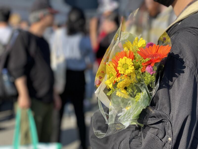 不少中国留学生手持鲜花和自制标语，默默加入集会。(吕熙拍摄)