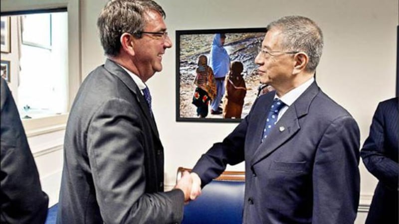 二零一二年十月二日美国国防部在网站首页刊出副部长卡特(左)在五角大厦欢迎台湾国防部副部长杨念祖(右)到访照片。(取自美国国防部网站)