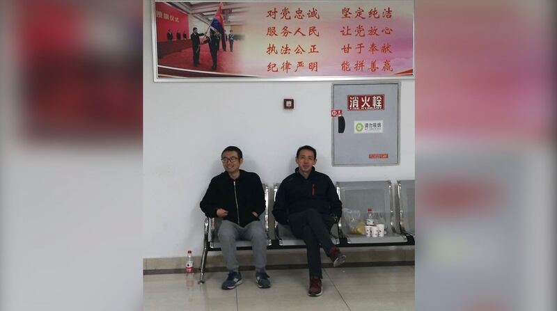 秋雨教会的两名教友被警察从舒姓教友家带走(志愿者提供)