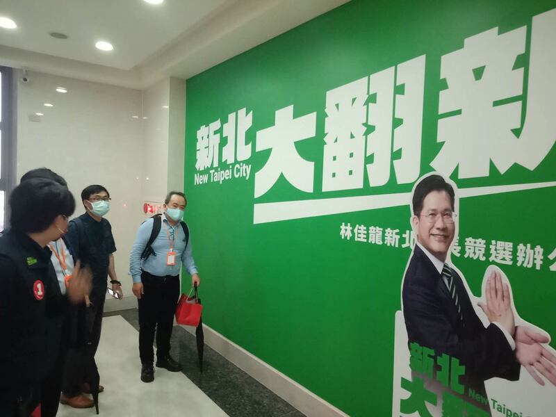 西澳洲大学教授陈杰随九合一观选团参访候选人竞选办公室。(陈杰提供)