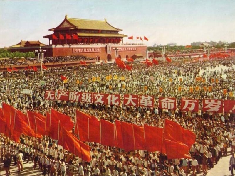 毛泽东在天安门广场接见红卫兵轰动一时。（Public Domain）