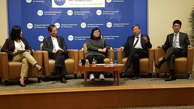 代表团成员包括香港众志创党主席罗冠聪(右一)、香港支联会前主席李卓人(右二)、香港记者协会前主席麦燕庭等。(记者家傲摄)