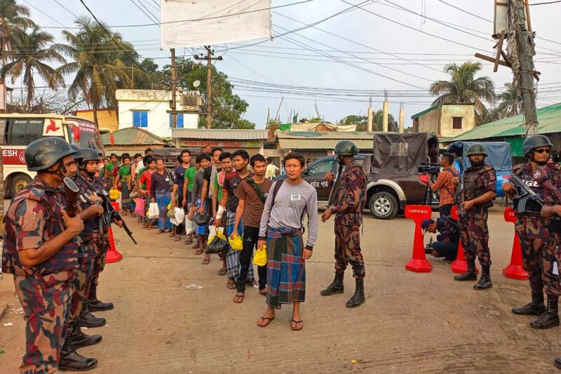 ဘင်္ဂလားဒေ့ရှ်နယ်စပ်သို့ ဝင်ရောက်ခိုလှုံခဲ့ကြသည့် စစ်ကောင်စီတပ်သားများနှင့် ဝန်ထမ်းများအား ၂ဝ၂၄ ခုနှစ် ဧပြီလ ၂၅ ရက်နေ့က ပြန်လည်ပို့ဆောင်စဉ်။ (Photo: AFP)