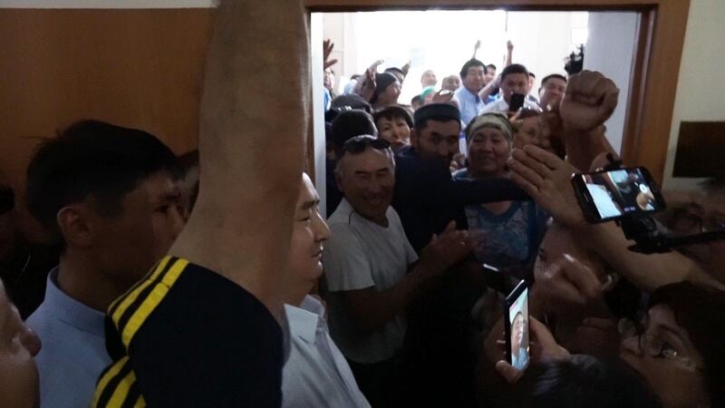 前来旁听的人员将法庭走廊围得水泄不通。（志愿者提供/记者乔龙）