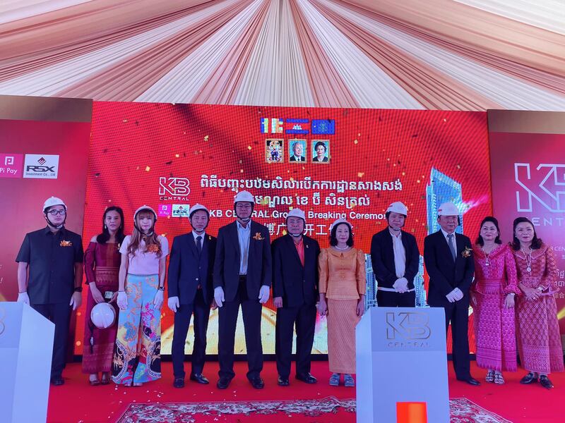 徐愛民（右三）、西哈努克省副省長Mang Sineth（左五）於2019年10月出席「KB Central」動土儀式。（柬國官員Norngdy Nara臉書專頁圖片）