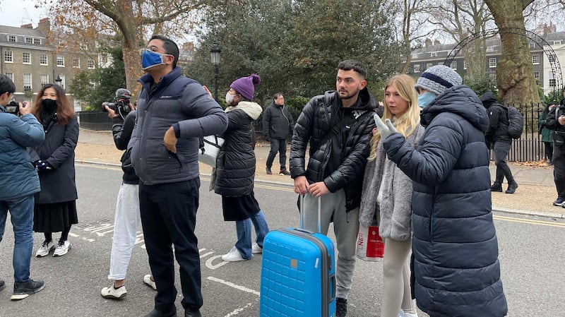 投票期间,有外籍人士对活动表示好奇,有在场港人向其讲解。(记者邢博泓摄影)