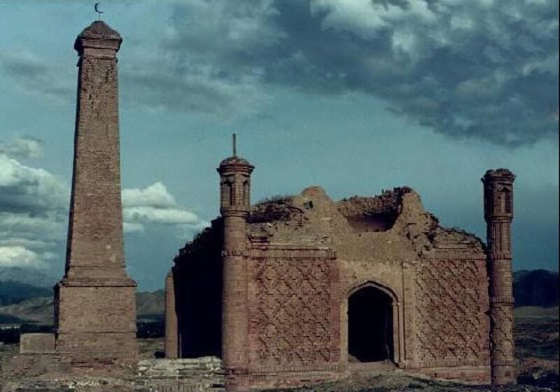 مەرھۇم ئىنقىلابچى خوجانىياز ھاجى ۋە شەرىپىجان تۆرەلەرنىڭ 1947-يىلى ئۈرۈمچىدە قاتۇرۇلغان مازارلىقىنىڭ 1990-يىللارنىڭ ئاخىرى خىتاي ھۆكۈمىتى تەرىپىدىن چېقىۋېتىلىشتىن بۇرۇنقى كۆرۈنۈشى.