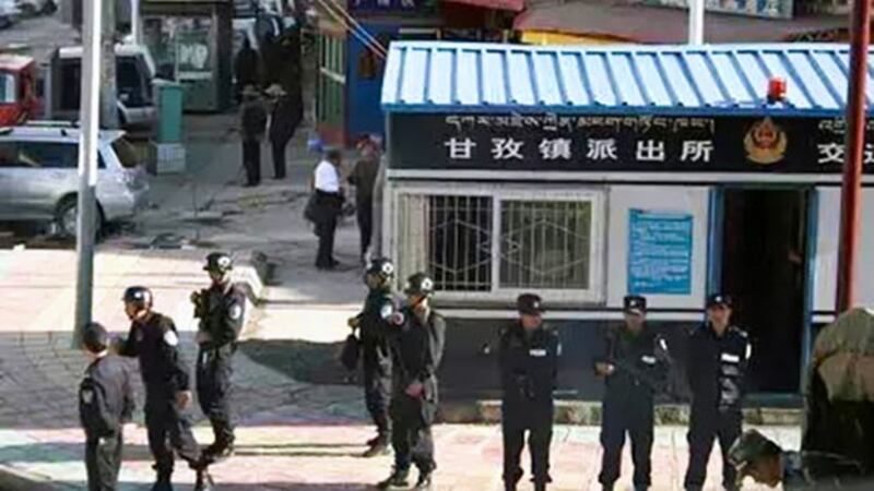 四川甘孜县城的军警 (受访人早前提供)