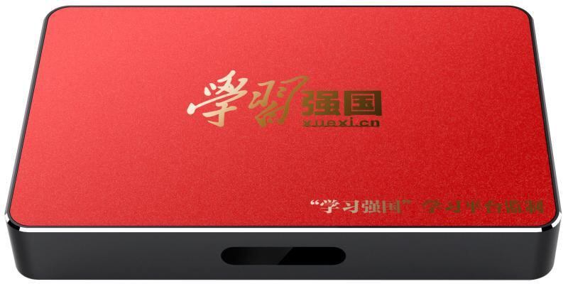 中宣部监制的“强国机”,可根据老年人的视力,调节投射字幕上的文字大小。(上官新闻)