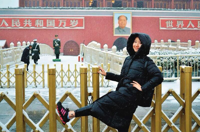 许微其曾在天安门露出脚上的五星旗刺青拍照。(许微其提供)