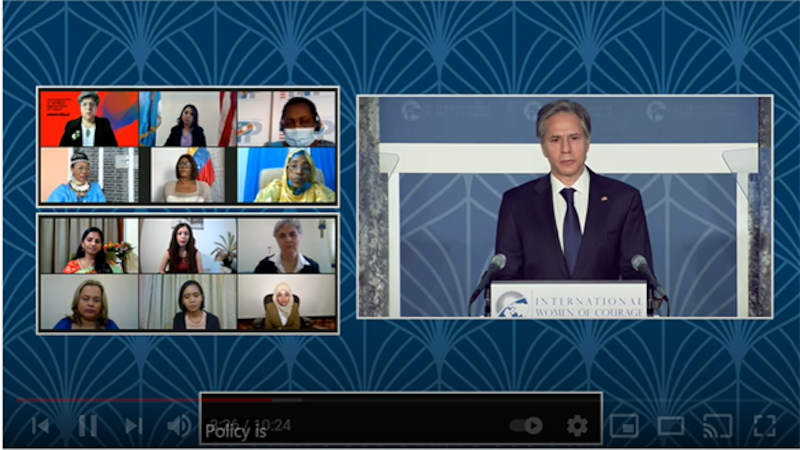 美国国务卿布林肯在3月8日“国际妇女勇气奖“的颁奖仪式上发言（视频截图）