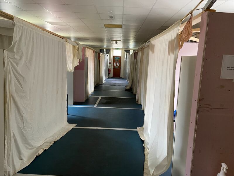 軍營內的房間只是用布廉分隔，缺乏私人空間。（受訪者提供）