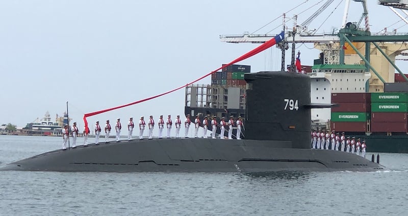 2019年5月9日蔡英文总统赴高雄出席台湾首艘自造潜舰厂房动土典礼。海虎军舰向蔡英文总统致敬。（资料照、记者夏小华摄）