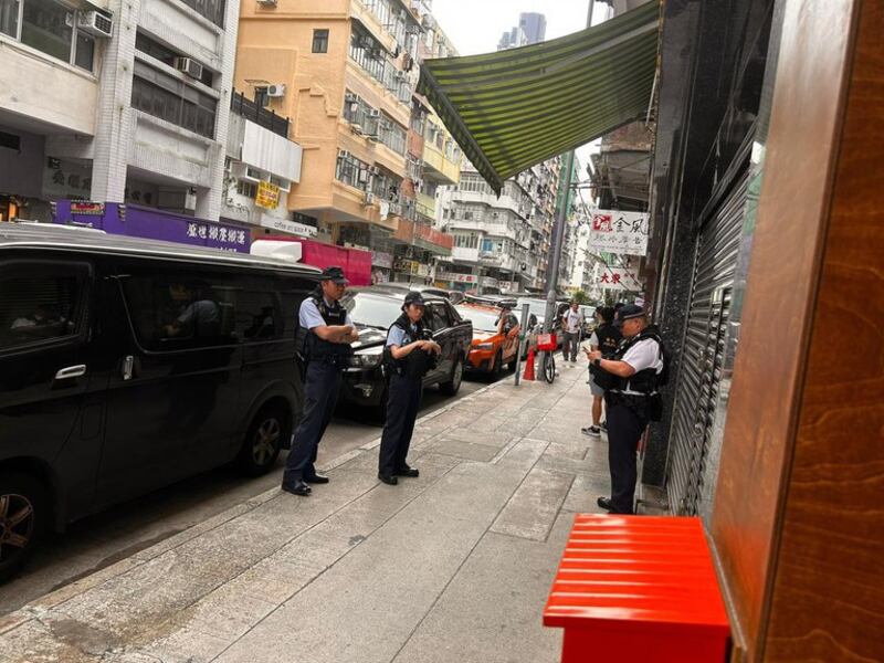 2024年6月2日,警方派员到“猎人书店”外驻守,抄底出入人士身份证。(猎人书店网页图片/粤语组)