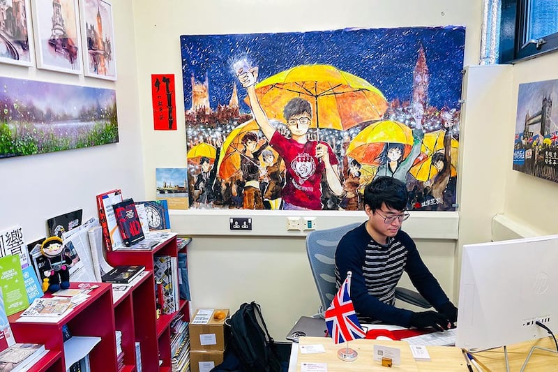 流亡港人郑文杰在英国创办第一个服务移民港人为主的组织“英国港侨协会”,港侨协会是目前英国规模最大的港人组织。图为郑文杰在港侨协会的伦敦办公室。(摄影/洪雅芳)