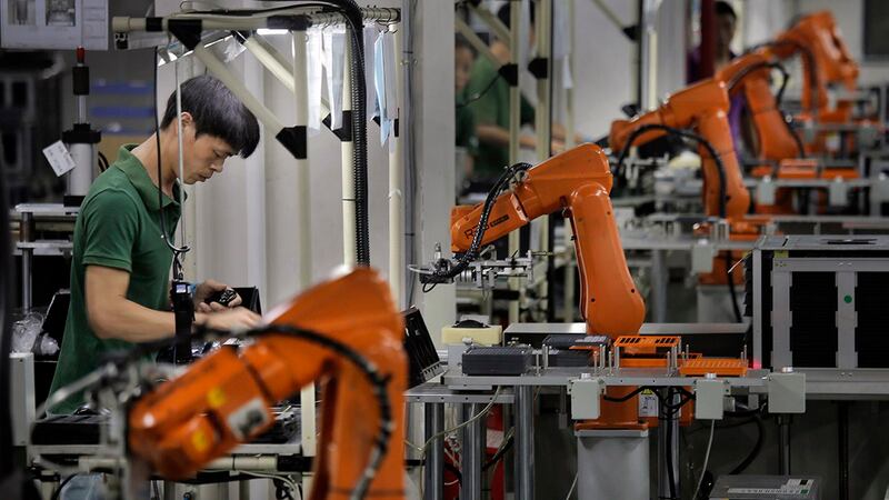 台湾陆委会的资料显示,2023年核准赴陆投资328件、30.4亿美元,较上年同期减少39.8%,占整体对外投资比重11.4%。图为深圳的一家工厂。(美联社图片)