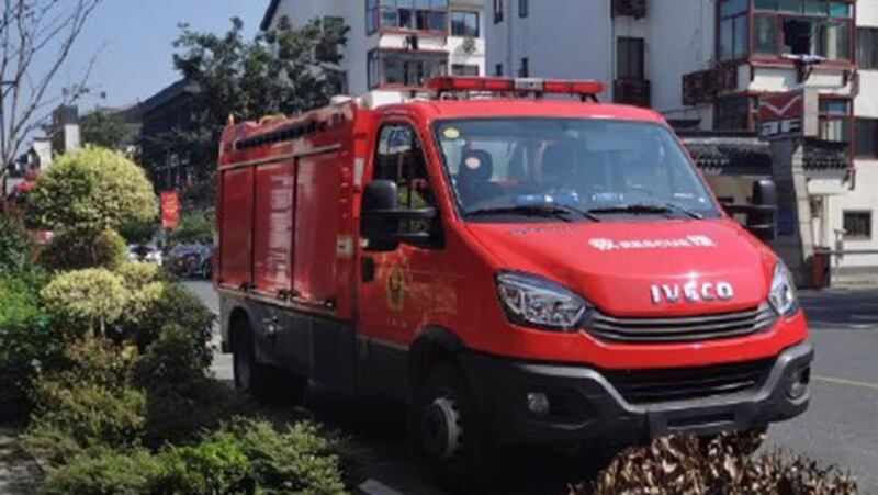 江苏乌镇,消防车在路边戒备。(志愿者提供/记者乔龙)