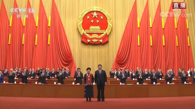 2021年2月25日,习近平向全国脱贫攻坚楷模荣誉称号获得者颁奖。(视频截图)