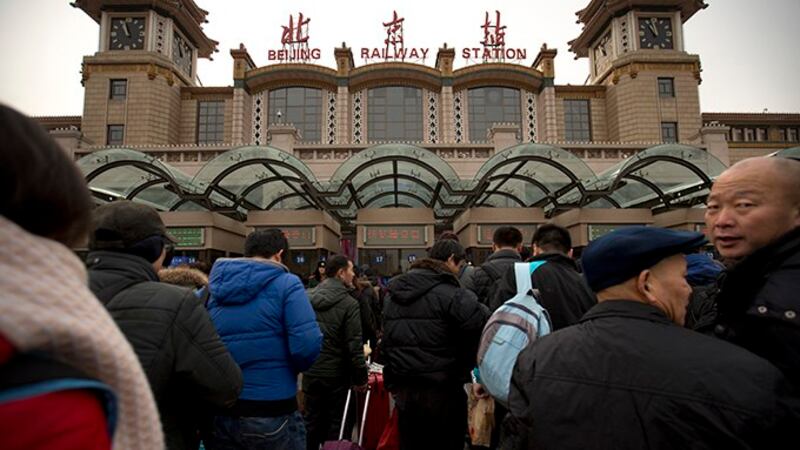 资料图片:2016年1月30日在北京站准备返乡过年的人流(美联社)