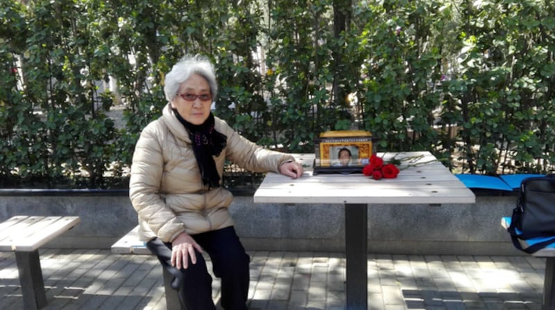 “天安门母亲”成员张先玲祭奠爱子(张先玲提供)