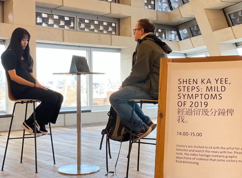 香港艺术家沈嘉仪（Shen Ka Yee）竖起了一个牌子，把这次行为艺术命名为“经过留几分钟俾我” （Steps: Mild Symptoms of 2019）。（记者吕熙摄影）
