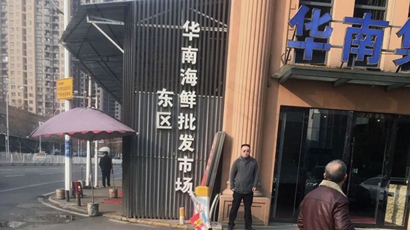 去年的今日(2019年12月30日)武汉华南海鲜市场被封,一周后被夷为平地。(志愿者提供/记者乔龙)