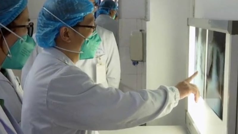 资料图片:医务工作者在观察肺炎疫情(视频截图/路透社)