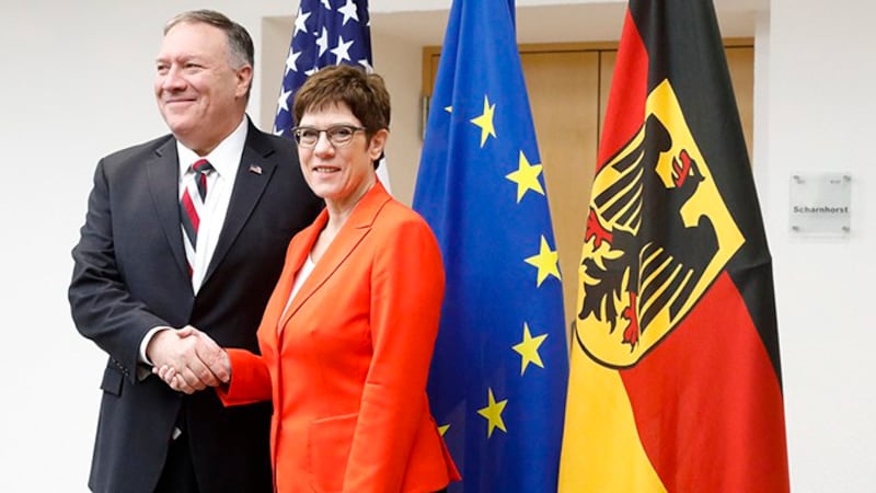 2019年11月8日，美国国务卿蓬佩奥（左）在柏林会见德国外交部长。蓬佩奥警告中共不要成为另外一个“东德”。（美联社）