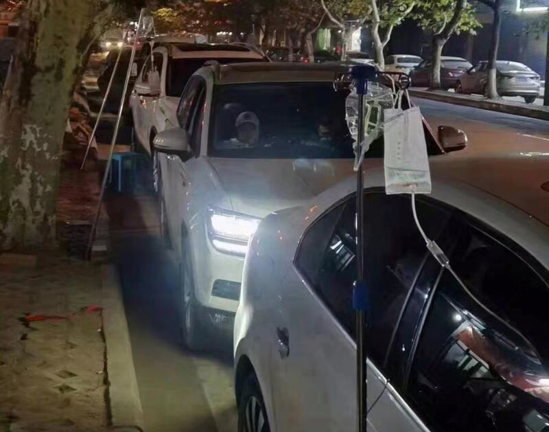 武汉医疗系统受到冲击,医院人满为患。患者只能在路边车内吊盐水。(志愿者提供)