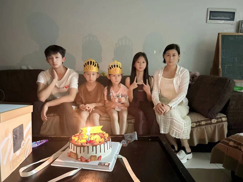 王丽(右一)出狱后与子女相依为命。(王丽独家提供,拍摄日期不详)