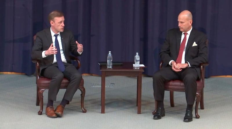 美国国家安全顾问沙利文(左)在座谈会上表示,防范外国在人工智能领域的威胁将成为美国情报机构的优先任务。(视频截图/dvidshub.net)