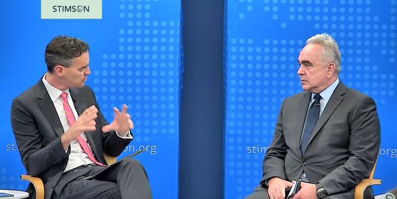 美国副国务卿坎贝尔(右)在研讨会上阐明了美国在南海议题的立场(视频截图/史汀生中心官网)