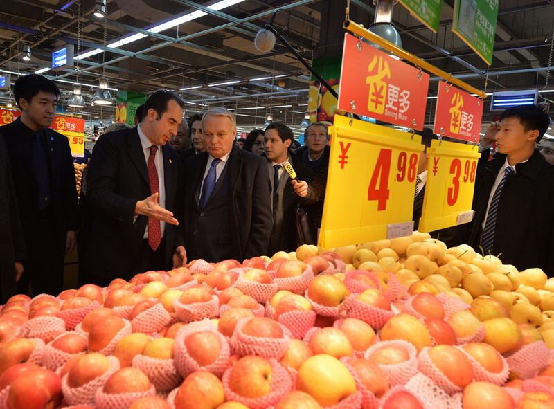 资料图片:2013年12月5日, 法国总理让-马克•艾罗(Jean-Marc Ayrault)(左三)访问北京时参观了一家家乐福商店。(法新社)