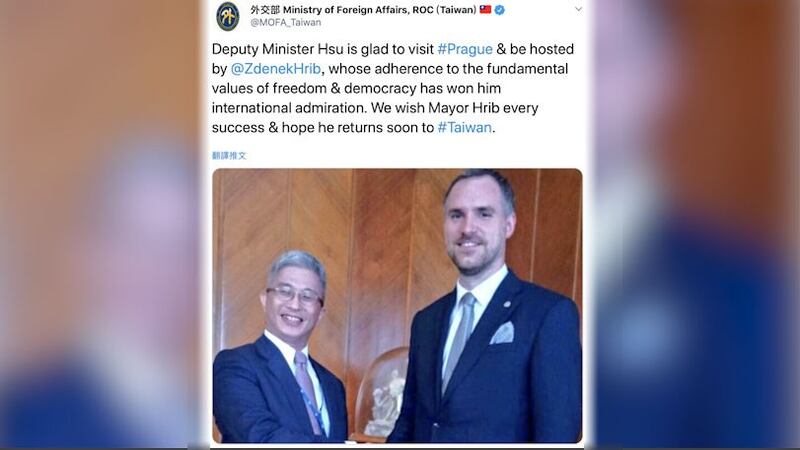 台湾的外交部次长徐斯俭（左）14日会晤布拉格市长贺瑞普（右）。（外交部推特）