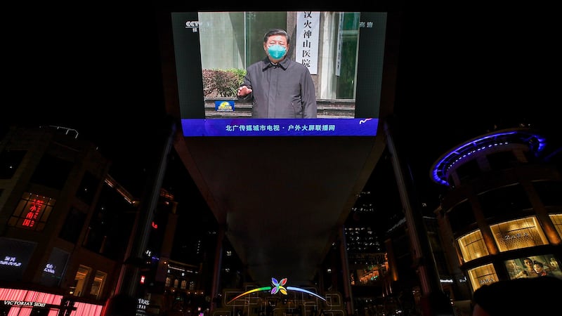 北京一家商场屏幕上播出的中国领导人习近平2020年3月10日在武汉火神山医院讲话的画面(美联社)