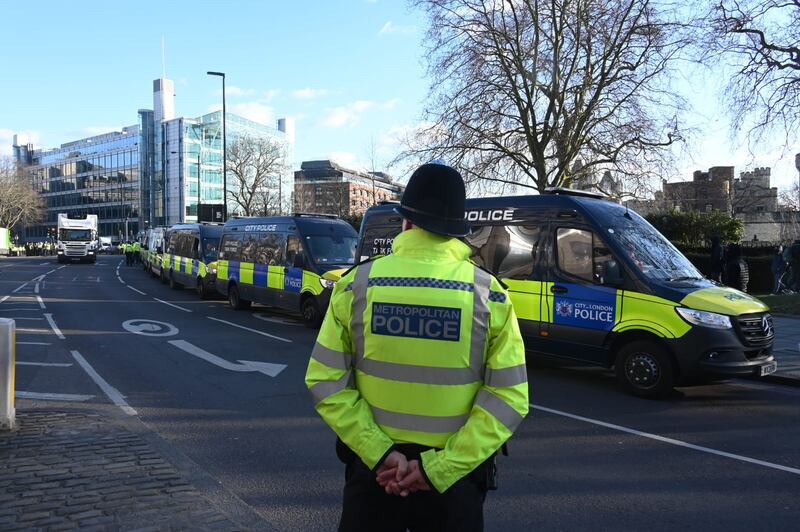 十多架警車停泊在馬路上,防止再有人走出馬路影響交通。